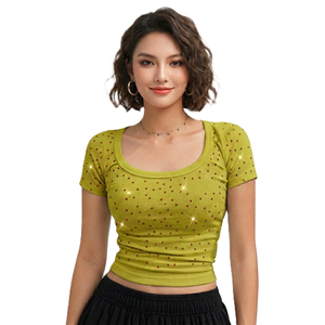 Chemisier court moulant vert lime orné de cristaux pour femme, col rond, manches courtes, tricot fin, idéal pour l'été et les soirées. - Product Image 1