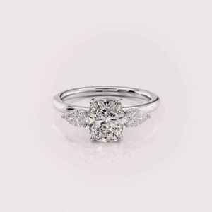 Anillo de compromiso de moissanita personalizado fabricado en India para joyería nupcial y ocasiones especiales disponible para la venta - Product Image 4