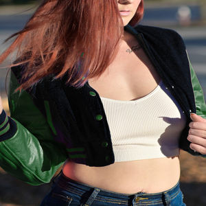 Veste courte universitaire pour femme, style Letterman, noir et vert, avec manches en similicuir, vêtement d'extérieur décontracté, mode féminine - Product Image 3