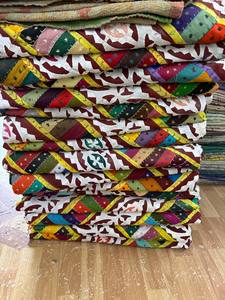 Couverture Kantha en patchwork faite à la main – Tissu de sari vintage, réversible, légère, pour lit et décoration bohème - Product Image 3