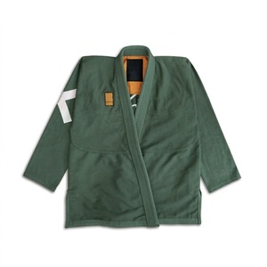 Kimono de Jiu-Jitsu Vert 100% Coton Coupe Classique Durable pour Homme – Tenue d'Arts Martiaux avec Logo sur la Manche Gauche – Uniforme de BJJ - Product Image 1