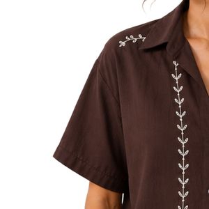Camisa Corta Bordada Marrón Personalizada para Mujer, Blusa Casual de Verano con Botones y Manga Corta, Top de Moda con Logotipo Personalizado en Mezcla de Lino - Product Image 3