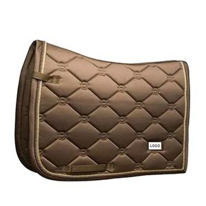 Tapis de selle polyvalent marron matelassé avec doublure en polaire polyester et sangle de selle incluse – Équipement d'équitation - Product Image 1