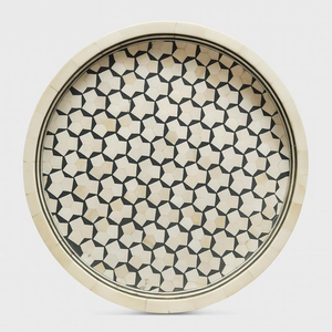 Plateau rond en os incrusté - Mosaïque géométrique noir et blanc |   Plateau de service décoratif fait main |   Table basse par PERFECT ENTERPRISES - Product Image 5