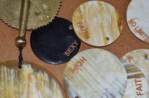 Hecho por HORN Coaster Utensilios de cocina de alta calidad Posavasos de cuerno natural de mesa Venta caliente Esteras de cuerno por exportador de posavasos indios - Product Image 5