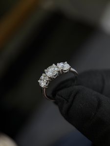 Anillo de Diamantes Redondos Cultivados en Laboratorio, Tres Piedras, 1.50 Ct en el Centro con 0.65 Ct en Cada Lado, Oro de 14K, Certificado IGI, Anillo de Compromiso/Boda - Product Image 4
