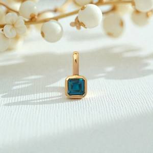 Pendentif breloque en argent 925 avec saphir carré de 6 mm et pierre précieuse en quartz |   Breloques de pierres de naissance pour la fabrication de bijoux en gros - Product Image 1