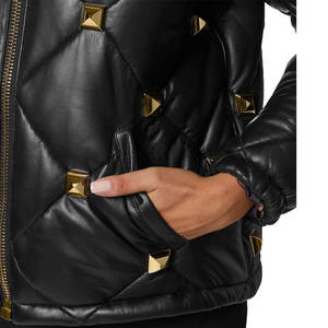 Chaqueta acolchada de cuero PU negro personalizada con remaches dorados, cuello alto, manga larga, a prueba de viento, para mujer. - Product Image 3