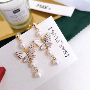 Pendientes Colgantes de Perlas de Agua Dulce de Estilo Retro Europeo Americano, 4-5 Perlas, Forma de Mariposa, Joyería de Moda para Venta al por Mayor - Product Image 3