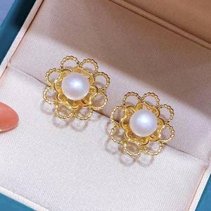 Boucles d'oreilles en perles d'eau douce de Zhuji, nouveau design, bijoux fins avec une forme de fleur creuse, accessoires de niche - Product Image 1