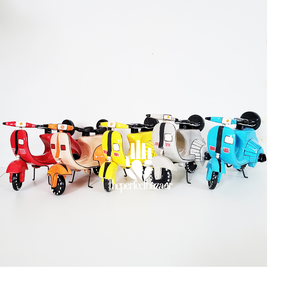 Modelo de Scooter Decorativo para el Hogar, de Madera, Multicolor, Moderno, Hecho en India, de The Perfect Bazaar - Product Image 1