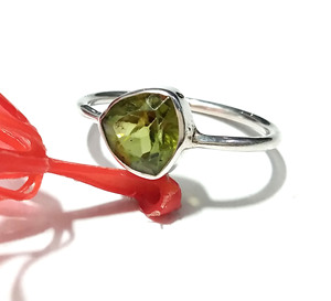 Bague en pierre précieuse de péridot vert naturel taillée en triangle, bague en argent sterling 925 massif, un bijou élégant pour un cadeau. - Product Image 3