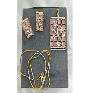 Conjunto de collar con colgante y aretes con piedras CZ de calidad premium y acabado dorado atractivo para fiestas, colección para mujeres. - Product Image 2