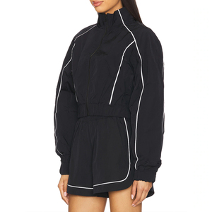 Ensemble 2 pièces sportif noir uni pour femme, avec short et haut à manches longues à capuche zippé, coupe droite, longueur genou, 100% nylon respirant et séchant rapidement, idéal pour le printemps - Product Image 4
