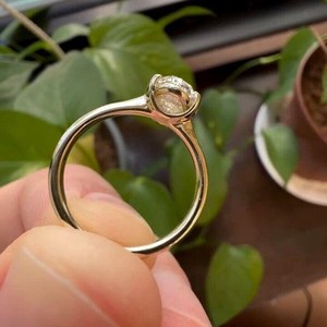 แหวนเพชรทรงรีเพาะเลี้ยงในห้องปฏิบัติการ ประดับเพชรเม็ดเดี่ยวแบบครึ่งขอบ สำหรับผู้หญิง ทองคำแท้ 14K เครื่องประดับแต่งงานทันสมัยสำหรับคู่รัก - Product Image 2