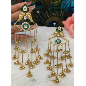 Hermosos pendientes largos con acabado dorado de la mejor calidad, con aspecto de piedra Kundan, para mujeres y niñas, colección para fiestas y eventos nocturnos. - Product Image 1