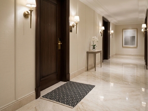 Tapis d'extérieur moderne en coton tissé à la main, à poils ras, géométrique noir et blanc, antidérapant et réversible pour patio - Product Image 2
