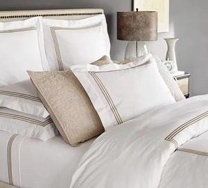 Ensemble de couette blanc de luxe moderne, respirant et doux au toucher, avec bordure noire, 4 pièces - Product Image 4