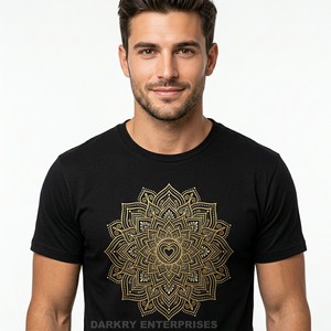 T-shirt noir personnalisé pour homme, imprimé graphique mandala doré en forme de cœur, style luxe, coton, fabricant en gros, OEM, streetwear, hauts - Product Image 1
