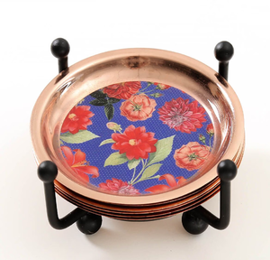 Sous-verres en laiton empilés, présentant des motifs floraux rouges vibrants sur un fond bleu, disponibles à prix de gros - Product Image 1