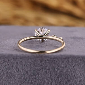 Bague de fiançailles en diamant rond cultivé en laboratoire certifié IGI avec style à trois pierres en or massif 18 carats pour cadeau de mariage ou d'anniversaire - Product Image 3