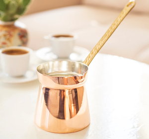 Impresionante cafetera turca de cobre texturizado con un mango de madera oscura únicamente tallado. Disponible a precio de mayorista. - Product Image 5