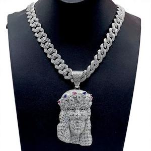 Chaîne Hip Hop Cuban Link en Argent Sterling Plaqué Or Unisexe avec Pendentif Jésus Sertie de Moissanite Clarté VVS Certifiée IGI - Product Image 1