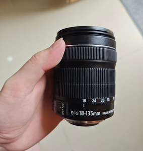 Lente de Zoom Teleobjetivo EF-S 18-135 mm F3.5-5.6 IS STM para Cámaras con Formato APS-C - Product Image 1