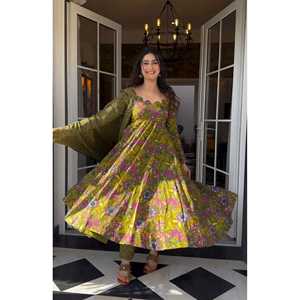 Hermoso conjunto de traje Dupatta y parte superior inferior para mujer con estampado digital para fiestas - Product Image 1