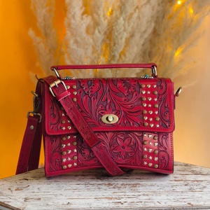 Bolso Bandolera de Cuero Genuino Venus Leathers, Diseño Western Hecho a Mano con Patrón de Letras, Compacto, de Alta Calidad para Mujer - Product Image 1