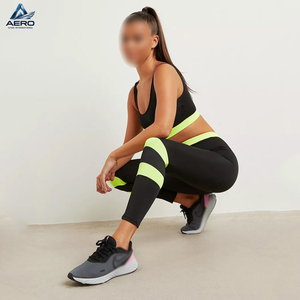 Conjunto Deportivo de Top Corto y Leggings de Cintura Alta en Contraste Negro y Verde, con Detalles de Tiras, en Spandex, de Buena Calidad - Product Image 3