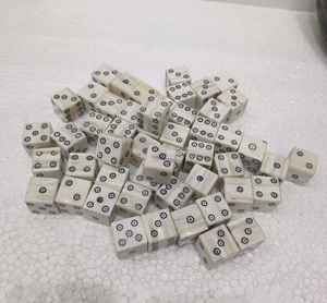 Dés de jeu de haute qualité, faits à la main, polis, en matériau organique, au toucher réel, design personnalisable, caractéristiques écologiques, emballage personnalisé - Product Image 5