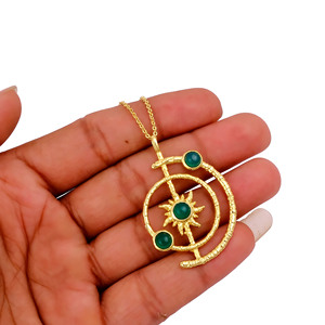 Collier avec pendentifs en pierre de cabochon Onyx Vert motif soleil, artisanal, en laiton plaqué or, religieux, personnalisé OEM/ODM - Product Image 1