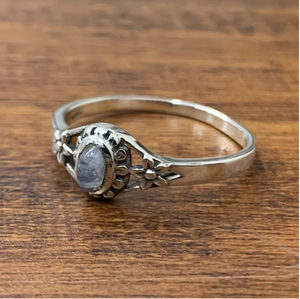 Bague minimaliste en argent sterling 925 avec pierre de lune, élégante, à motif floral texturé, cadeau pour anniversaire et mariage - Product Image 2