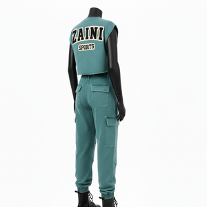 Conjunto de Mujer: Top Corto Sin Mangas de Felpa de Algodón Teal 300 GSM y Pantalón Jogger con Bolsillos Cargo, Parche de Chenilla y Logotipo Personalizado - Product Image 5