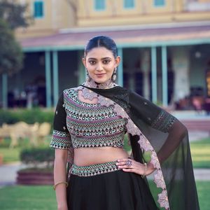 Lehenga Choli semi-cousu en Georgette Aurum avec broderie de paillettes noires et bordure florale festonnée, et Dupatta – Fabricant - Product Image 4