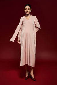 Robe midi en satin de soie tissé uni pour femme, col en V, avec lien écharpe, manches classiques, respirante, style minimaliste décontracté, fabriquée au Vietnam - Product Image 3