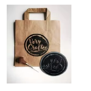 Tampon personnalisé avec logo pour boîtes en carton et sacs en papier, disponible dans toutes les tailles pour l'image de marque et l'emballage - Product Image 1
