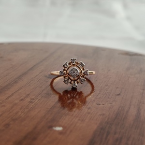 แหวนหมั้นเพชรทรงดอกไม้ประดับเพชรรอบวง 18K โรสโกลด์ สำหรับผู้หญิง สไตล์วินเทจ แหวนแต่งงาน แหวนสัญญา เครื่องประดับชั้นดี ขัดเงาอย่างดี - Product Image 2