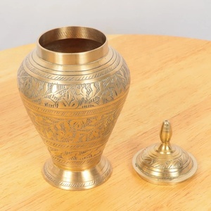 Gravierte Metallurne mit Antik-Gold-Finish, Blattmuster, Mehrstufigem Deckel und Sockel für Gedenk-Asche - Product Image 2