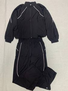 Conjunto Deportivo Personalizado para Hombre, Chaqueta Cortavientos de Dos Piezas con Cierre y Pantalones Cortos de Poliéster y Nailon - Product Image 3