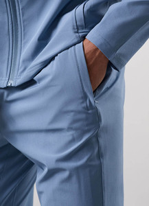 กางเกงจ็อกเกอร์ผู้ชายสีน้ำเงินเข้ม ผ้าสเตรชคุณภาพสูง แห้งเร็ว พร้อมขอบเอวยางยืดและกระเป๋าซิปสองช่อง - Product Image 3