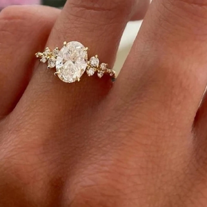 แหวนหมั้นมอสซาไนต์ทรงรีประดับเพชรทรงดอกไม้ด้านข้าง แหวนทอง 14K แหวนแต่งงานดีไซน์เรียบหรูที่ได้รับแรงบันดาลใจจากธรรมชาติ - Product Image 5