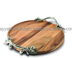 Fabricante de cantidad Premium de bandeja para servir alimentos de madera de pino hecha a mano con asas de metal de la India - Product Image 5