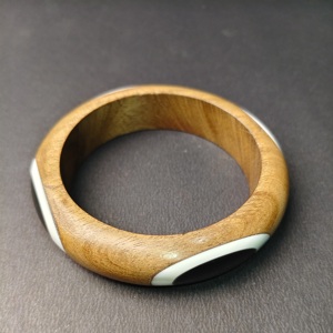 Brazalete de madera natural de estilo étnico con incrustaciones de resina ovalada en blanco y negro — Brazalete tribal geométrico, duradero y ecológico - Product Image 2