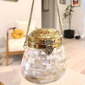 งานฝีมือเหนือกาลเวลา กระเป๋าคลัทช์เจ้าสาวสุดหรู รักษ์โลก ทำด้วยมือจากเปลือกหอยมุกธรรมชาติ รูปทรงตามธรรมชาติ ขนาดสั่งทำได้ สีธรรมชาติ ทันสมัย สำหรับสุภาพสตรี - Product Image 1