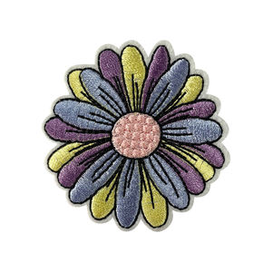 Patch brodé chenille personnalisé en gros, design tendance, thermocollant ou à coudre, badge décoratif pour vêtements, logo uniforme écologique - Product Image 3