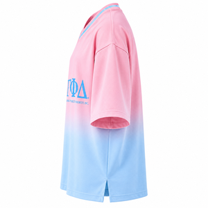 เสื้อยืดโอเวอร์ไซส์ไล่เฉดสีชมพูฟ้า คอวี แขนสั้น พิมพ์ลายตัวอักษรกรีก สำหรับสตรี ชมรมแกมมา ไพ เดลต้า - Product Image 5