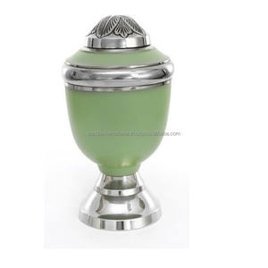 Urnes funéraires en laiton de haute qualité et de forme unique avec design floral urnes funéraires en métal fini or et vert pour cendres humaines - Product Image 6