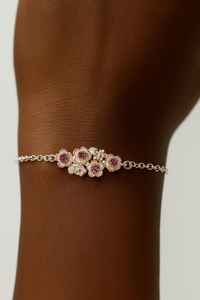 สร้อยข้อมือรูปดอกไม้สีชมพูประดับทับทิม ออกแบบมาเพื่อความสง่างามอันละเอียดอ่อน แสงสีชมพูอ่อนละมุน สวยงามเหนือกาลเวลา เครื่องประดับสำหรับผู้หญิง ชุบทอง - Product Image 2